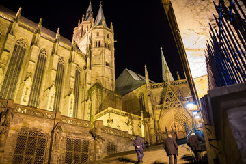 Fototapeta na wymiar Treppen zum Erfurter Dom in der Nacht