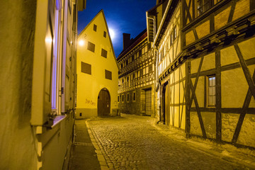 Fachwerkhäuser in der Erfurter Waagegasse bei Nacht