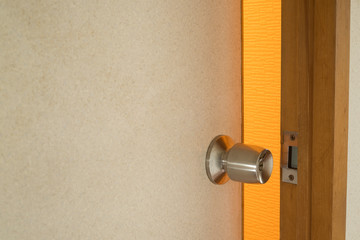 トイレのドアとドアノブ