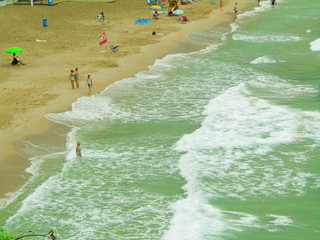 PLAYA DE AGUAS COLOR TURQUESA  CON BAÑISTAS, OLAS, MAR, AZUL MARINO, PLAYA, VERANO, VACACIONES,...
