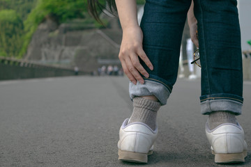 Fototapeta na wymiar Girl running outdoor with white shoes
