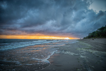 Sonnenaufgang mit Regen am Strand - 279327555