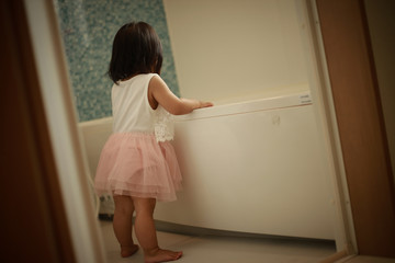 子供に鍵を閉められてしまった母親 Wall Mural Wallpaper Murals Yamasan 子供に鍵を閉められてしまった母親 Wall Mural Wallpaper Murals Yamasan