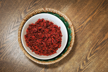 Obraz na płótnie Canvas Goji berries in a bowl on a wooden table