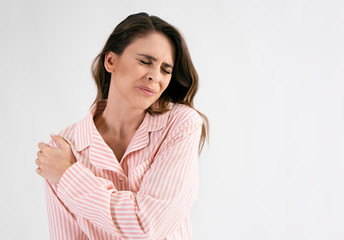 Obraz premium Woman suffering from shoulder pain