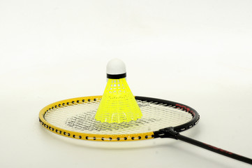 Badminton Federball Schläger und Ball auf weißem Hintergrund