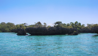 Obraz premium Beautiful lagoon with rocky shore