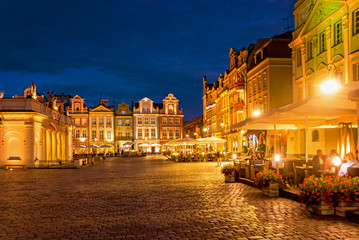 Fototapeta premium Old famous square market with restaurants and cafe in Poznan
