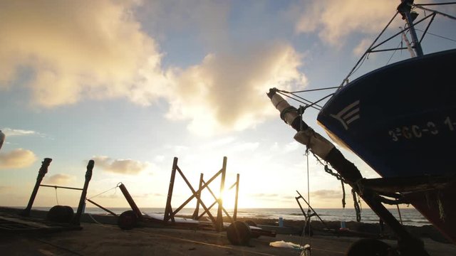 timelapse del atardecer en el muelle del pueblo marinero de  La Santa en la isla de Lanzarote