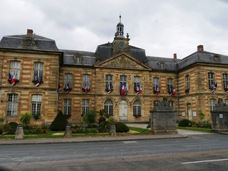 Mairie de Sainte Menehould dans la Marne en briques rouges. Argonne France