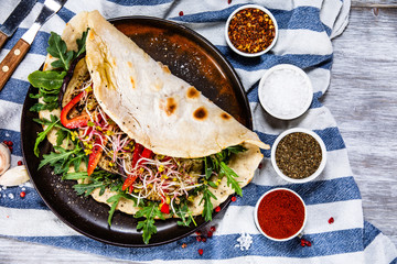 Grilled aubergine with vegetables in tortilla, 