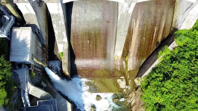 Diga in montagna. Produzione idroelettrica sostenibile. Senza inquinamento