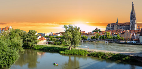Panoramablick auf Regensburg bei Sonnenuntergang