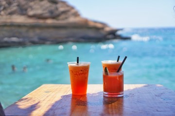 Gemütlich Coktails trinken in einer Bar vor tropischer Bucht mit klarem türkisem Wasser bei...