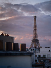 Fototapeta na wymiar Parais tour Eiffel depuis les toits.