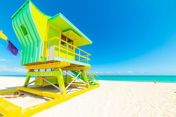Obraz premium Sun shining over a colorful lifeguard tower in Miami Beach