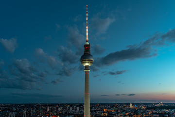 Fototapeta premium Berlin o zachodzie słońca, wieża telewizyjna, symbol miasta