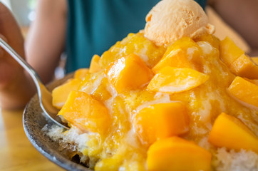 famous Taiwanese snacks of mango shaved ice