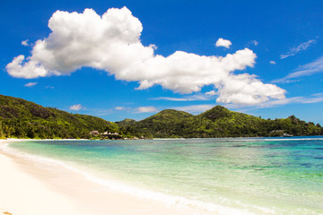 Fototapeta na wymiar Beautiful turquoise exotic lagoon at Seychelles
