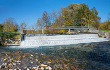 Staustufe mit Brücke an der Mangfall, oberbayern