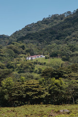 casa entre monta&ntilde;as