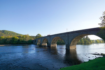 Fototapeta na wymiar Dunkeld Bridge über den Fluß Tay in Schottland