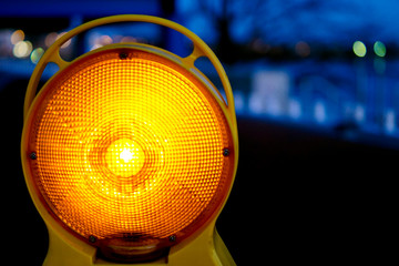 Orangefarbenes Baustellenlicht zur Warnung vor der Baustelle