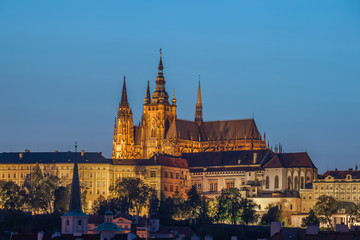 Naklejka premium Zamek Praski i Most Karola wieczorem, Praga, Czechy, Wełtawa na pierwszym planie.