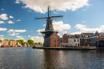 Fototapeta na wymiar Windmühle in Marken, Holland, Niederlande