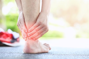 Men have injuries to the back of the ankle, male health care concepts - obrazy, fototapety, plakaty