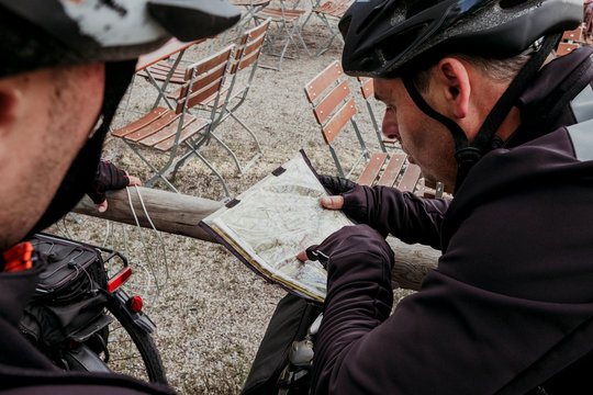 Cyclists watching the Romantische Straﬂe map