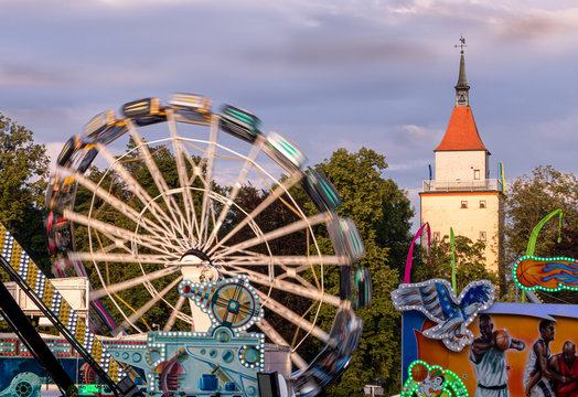 Sch&uuml;tzenfest in Biberach mit gro&szlig;em Festplatz, Fahrbetrieb und historischem Geb&auml;ude