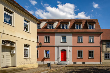 Fototapeta na wymiar Haus mit roter Tür am Markt in Storkow, bis 1942 Wohnhaus der letzten Storkower Juden