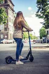 junge Frau mit e - scooter