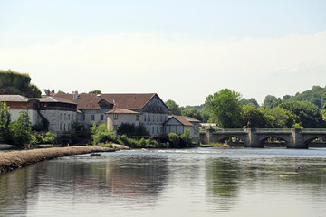 Rivière et Bâtiment anciens