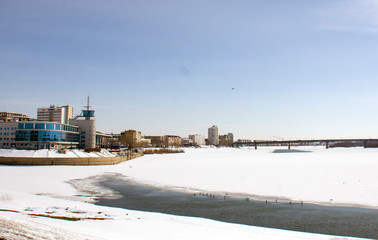 Obraz premium Omsk and the Irtysh in early spring, with birds in the ice