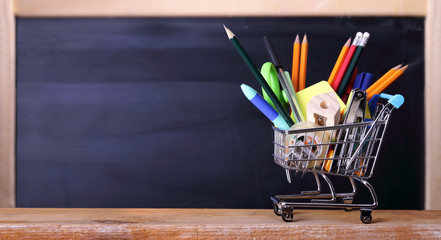 Maxi spesa per attrezzatura scolastica per l'inizio della scuola.