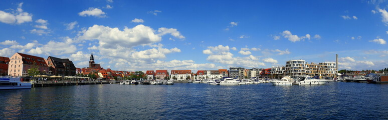 weite Panoramaansicht vom Hafen in Waren am Müritzsee an einem sonnigen Tag