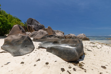 Bilderbuchstrand Anse Source D'Argent auf den Seychellen mit weissem Sand und Granitfelsen