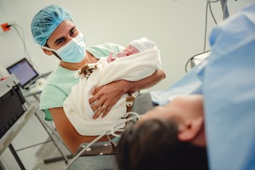 padre alzando bebe recién nacido