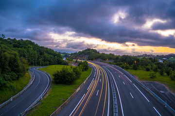 The day ends and we see the wake of the lights of the cars on the highway. Photo in Errenteria © unai