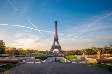 A view of the Eiffel Tower from Palais de Chaillot, Paris, France - obrazy, fototapety, plakaty