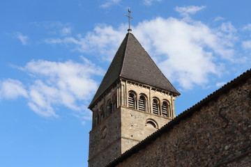 Fototapeta premium Extérieur de l'église Saint Nicolas du 12 ème siècle dans le village de Beaujeu