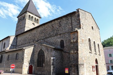 Fototapeta premium Extérieur de l'église Saint Nicolas du 12 ème siècle dans le village de Beaujeu