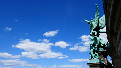 Engelsfigur mit Triangel am Turm des Berliner Doms schaut über die Stadt © globetrotter1