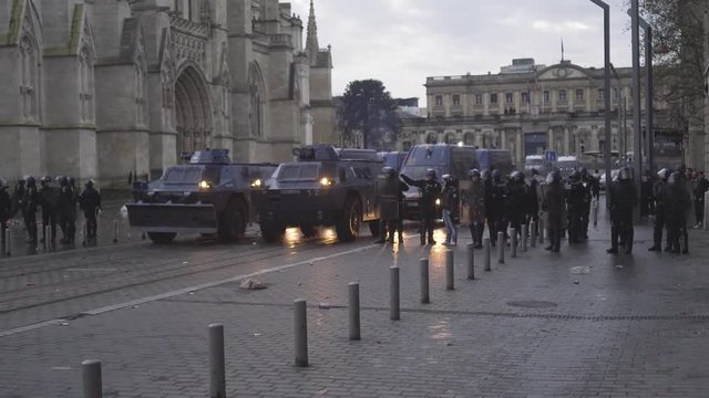 Charge polici&egrave;re contre les gilets jaunes 