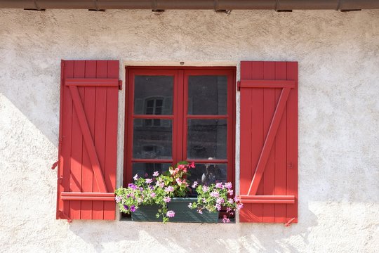 Fe&ecirc;tre rouge et volets rouges dans le village de Beaujeu