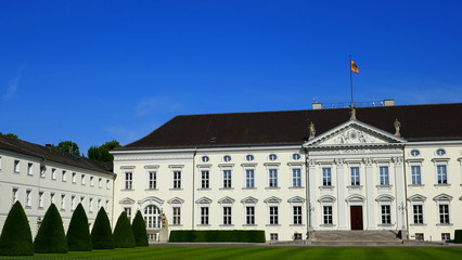Fototapeta na wymiar Detailansicht von Schloss Bellevue mit Park in Berlin vor stahlblauem Himmel