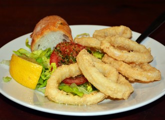 Calamares rebozados fritos con ensalada