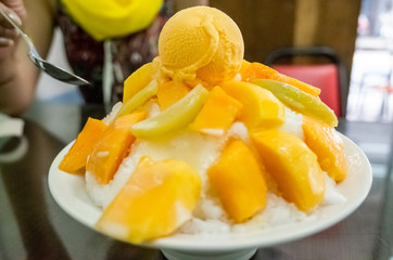 famous Taiwanese snacks of mango shaved ice